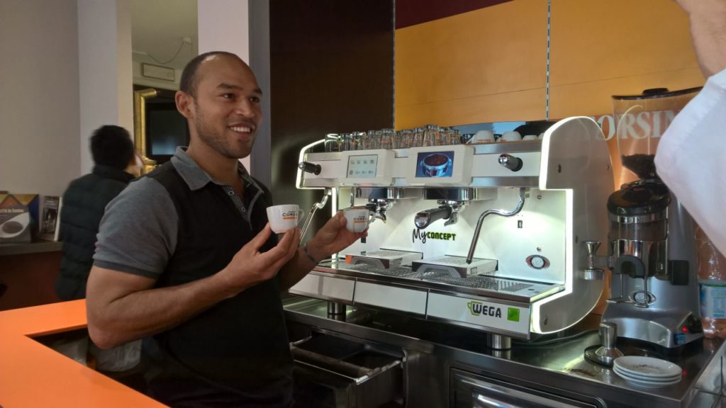 Robinson Londoño viaja a Italia para recibir capacitación en temas de café